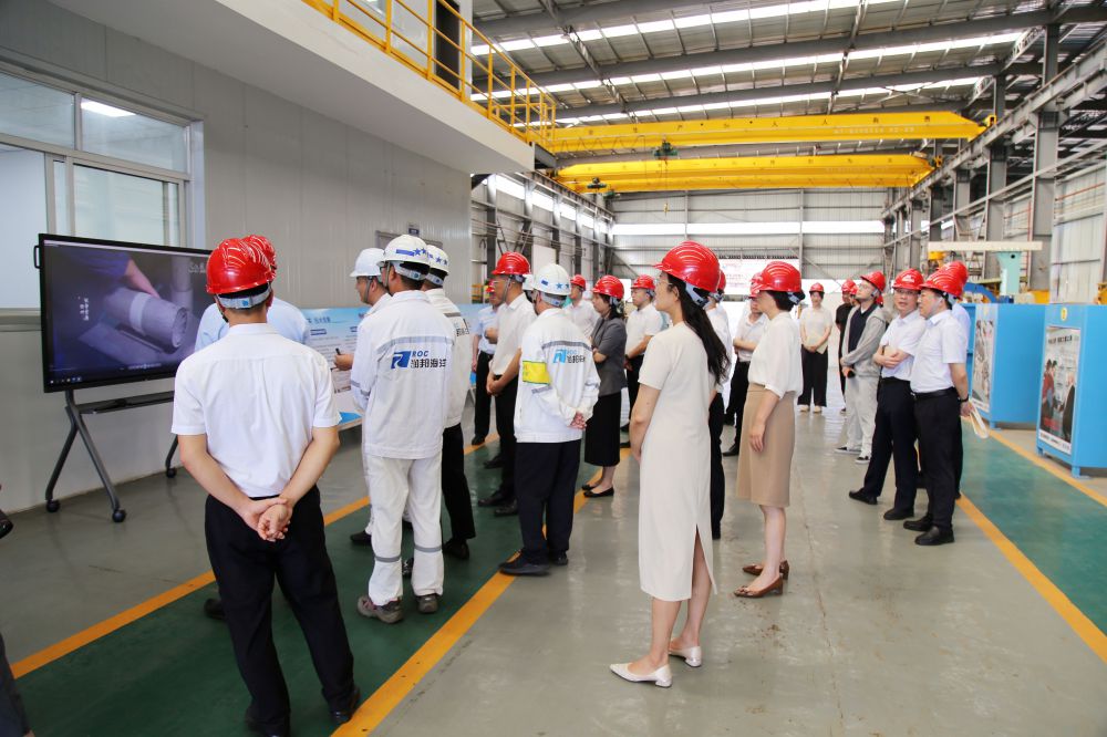 启东市委书记杨中坚一行莅临子公司dg视讯海洋焊接培训车间开展现场调研(图2)