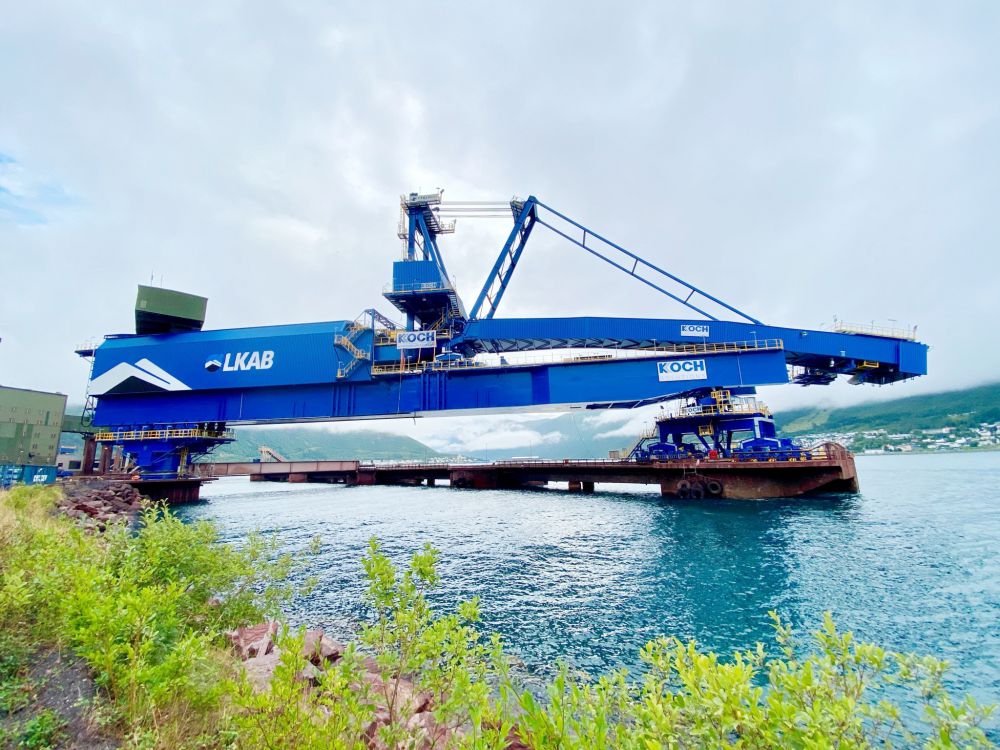KOCH Solutions大型装船机成功运抵客户码头(图2)