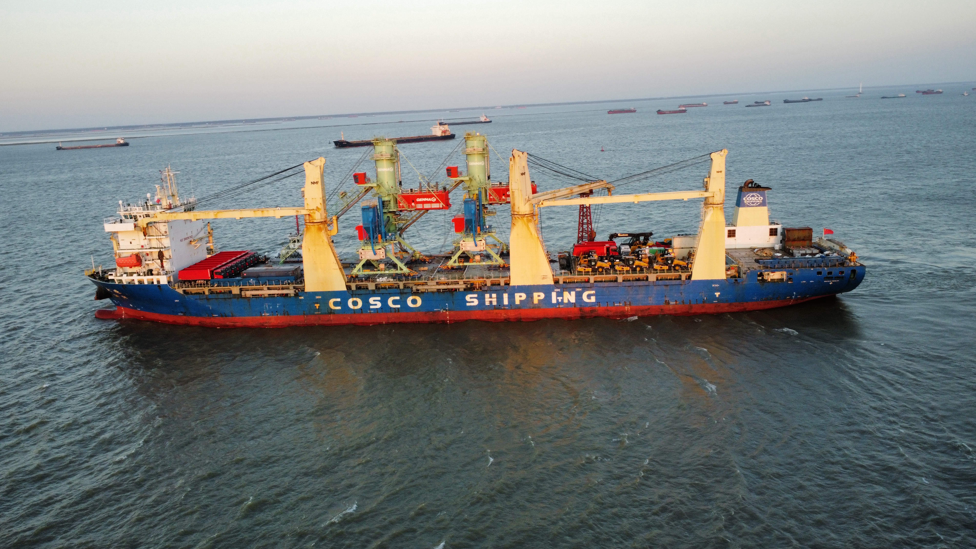 两台GENMA氧化铝气力卸船机近日顺利启航印尼(图1)